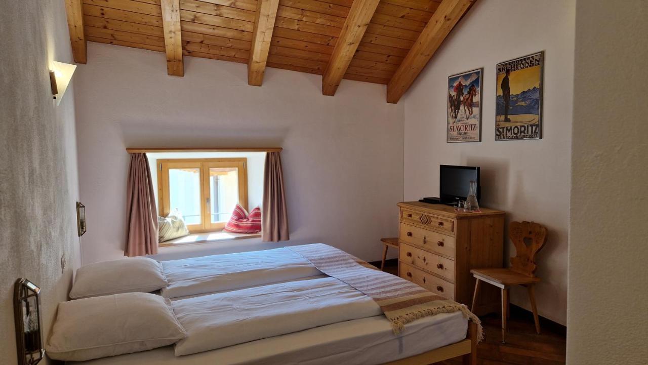 Weisses Kreuz - Crusch Alva Bed & Breakfast ซาเมอดัน ภายนอก รูปภาพ