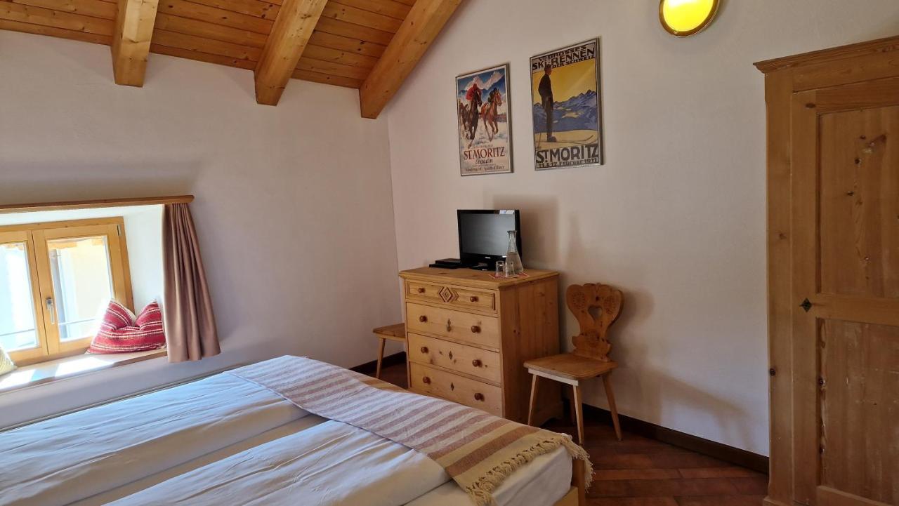 Weisses Kreuz - Crusch Alva Bed & Breakfast ซาเมอดัน ภายนอก รูปภาพ