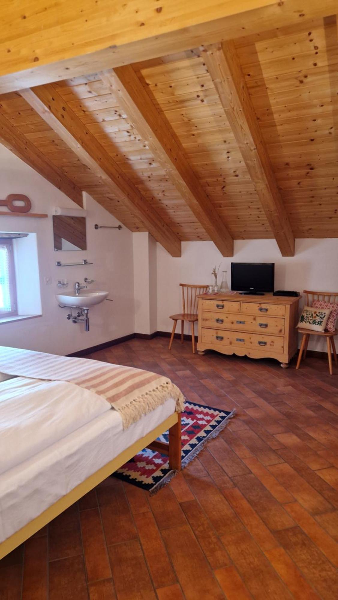 Weisses Kreuz - Crusch Alva Bed & Breakfast ซาเมอดัน ภายนอก รูปภาพ